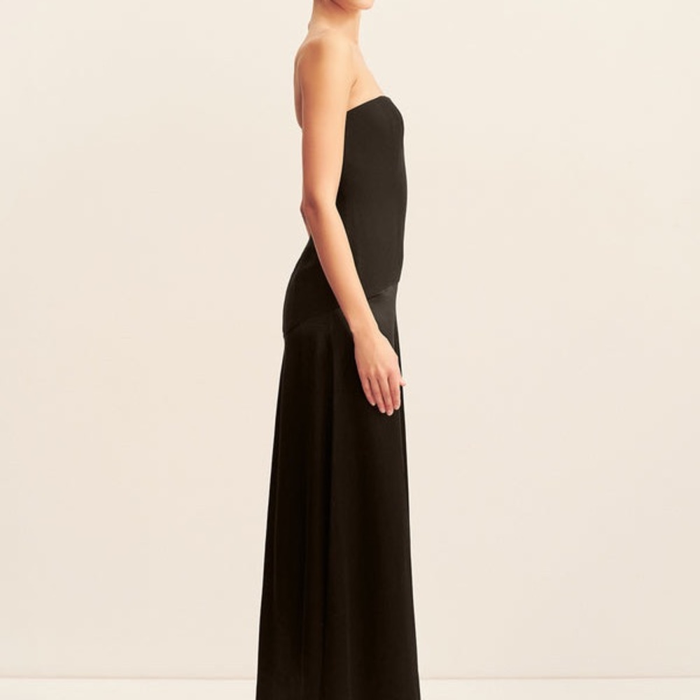 Elegant Black Strapless Evening Gown
Strapless - Picture 2 of 5